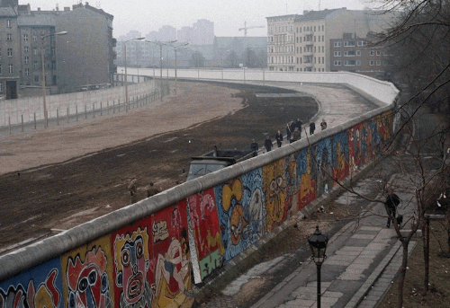 The Wall - Die Mauer (gif)